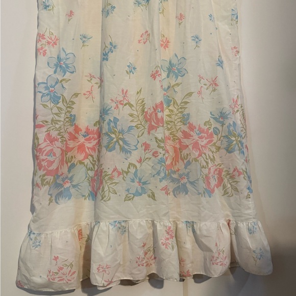 Vintage White Floral Sleeveless Duster sleeper with Ruffle Hem - Picture 3 of 9